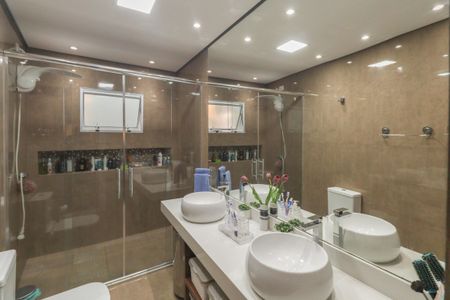 Casa à venda com 325m², 4 quartos e 4 vagas Casa à venda com 325m², 4 quartos e 4 vagasBanheiro da Suíte 1