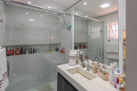 Casa à venda com 325m², 4 quartos e 4 vagas Casa à venda com 325m², 4 quartos e 4 vagasBanheiro da Suíte 2