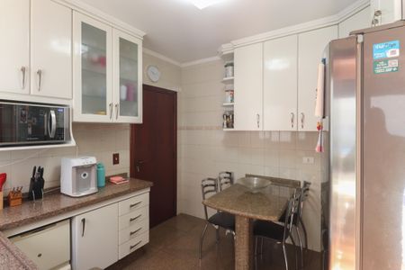 Casa à venda com 325m², 4 quartos e 4 vagas Casa à venda com 325m², 4 quartos e 4 vagasCozinha