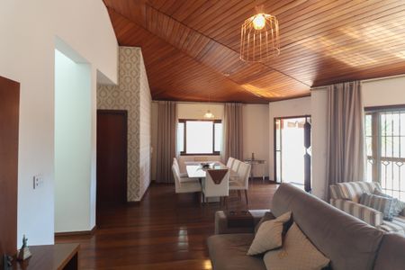 Casa à venda com 325m², 4 quartos e 4 vagas Casa à venda com 325m², 4 quartos e 4 vagasSala