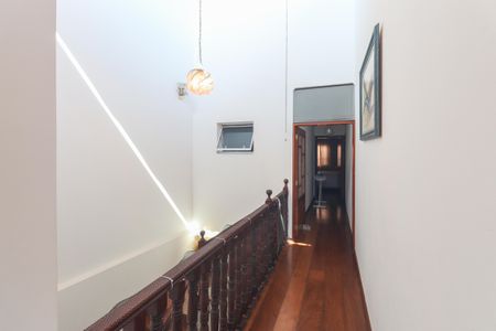 Casa à venda com 325m², 4 quartos e 4 vagas Casa à venda com 325m², 4 quartos e 4 vagasCorredor