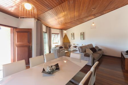 Casa à venda com 325m², 4 quartos e 4 vagas Casa à venda com 325m², 4 quartos e 4 vagasSala