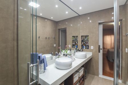 Casa à venda com 325m², 4 quartos e 4 vagas Casa à venda com 325m², 4 quartos e 4 vagasBanheiro da Suíte 1