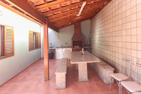 Casa à venda com 325m², 4 quartos e 4 vagas Casa à venda com 325m², 4 quartos e 4 vagasEspaço Gourmet