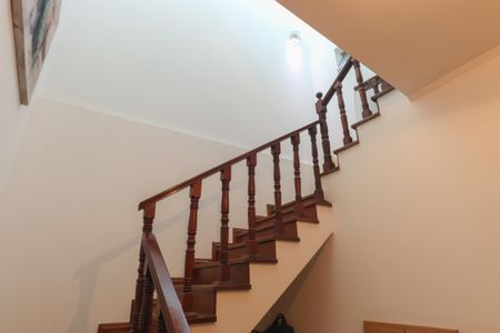 Casa à venda com 325m², 4 quartos e 4 vagas Casa à venda com 325m², 4 quartos e 4 vagasEscada