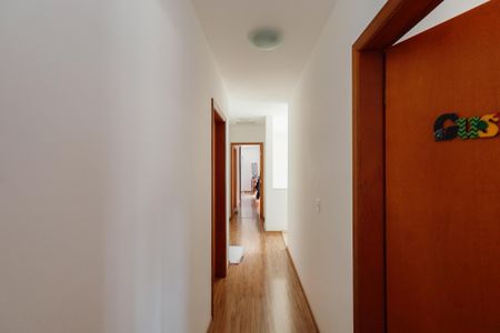 Casa de condomínio à venda com 311m², 5 quartos e sem vaga Casa de condomínio à venda com 311m², 5 quartos e sem vagaCorredor