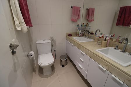 Apartamento à venda com 328m², 4 quartos e 2 vagasBanheiro da suíte 2
