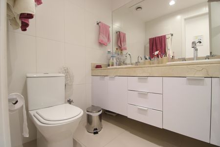 Apartamento à venda com 328m², 4 quartos e 2 vagasBanheiro da suíte 2