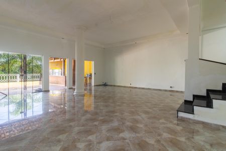 Casa à venda com 500m², 3 quartos e 10 vagas Casa à venda com 500m², 3 quartos e 10 vagasSala