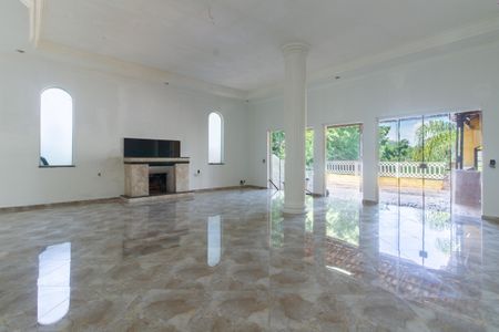 Casa à venda com 500m², 3 quartos e 10 vagas Casa à venda com 500m², 3 quartos e 10 vagasSala