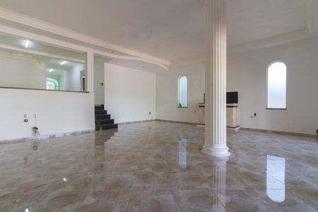 Casa à venda com 500m², 3 quartos e 10 vagas Casa à venda com 500m², 3 quartos e 10 vagasSala