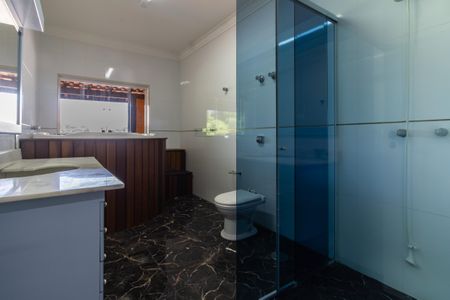 Casa à venda com 500m², 3 quartos e 10 vagas Casa à venda com 500m², 3 quartos e 10 vagasBanheiro da Suíte