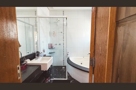 Casa à venda com 240m², 4 quartos e 4 vagasBanheiro da Suíte 1