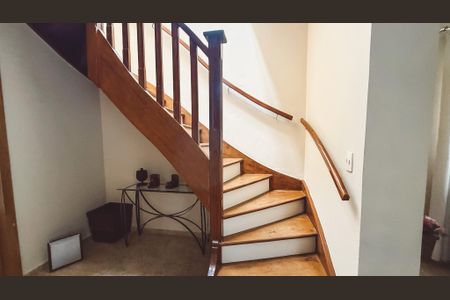 Casa à venda com 240m², 4 quartos e 4 vagasEscada