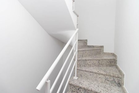 Casa de condomínio para alugar com 102m², 2 quartos e 1 vaga Casa de condomínio para alugar com 102m², 2 quartos e 1 vagaEscada