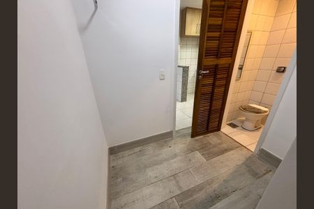 Apartamento à venda com 194m², 3 quartos e 3 vagas Apartamento à venda com 194m², 3 quartos e 3 vagasQuarto de Serviço