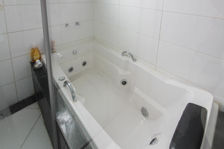 Casa à venda com 800m², 4 quartos e 5 vagasBanheiro Semi -Suíte e Social 1