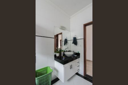 Casa à venda com 800m², 4 quartos e 5 vagasBanheiro Semi -Suíte e Social 1