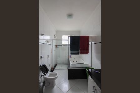 Casa à venda com 800m², 4 quartos e 5 vagasBanheiro Semi -Suíte e Social 1