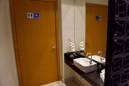 Apartamento à venda com 63m², 2 quartos e 2 vagas Apartamento à venda com 63m², 2 quartos e 2 vagasÁrea Comum - Salão de Festas Banheiro