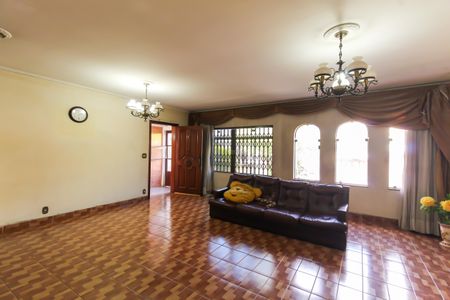 Casa à venda com 338m², 4 quartos e 4 vagasSala