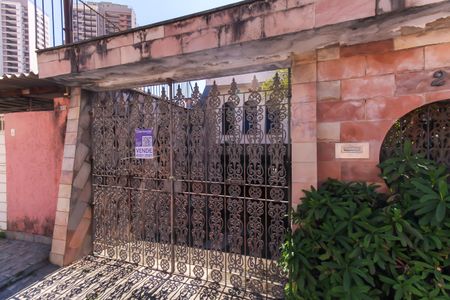 Casa à venda com 338m², 4 quartos e 4 vagasFachada