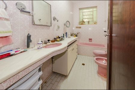 Casa à venda com 260m², 4 quartos e 3 vagas Casa à venda com 260m², 4 quartos e 3 vagasBanheiro social