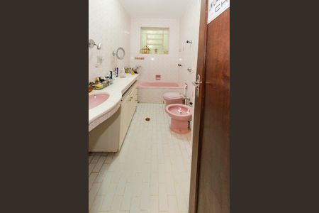 Casa à venda com 260m², 4 quartos e 3 vagas Casa à venda com 260m², 4 quartos e 3 vagasBanheiro social