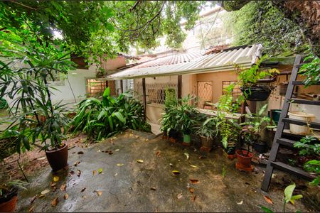 Casa à venda com 260m², 4 quartos e 3 vagas Casa à venda com 260m², 4 quartos e 3 vagasÁrea externa