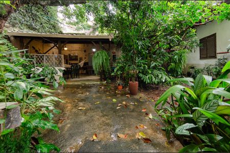 Casa à venda com 260m², 4 quartos e 3 vagas Casa à venda com 260m², 4 quartos e 3 vagasÁrea externa