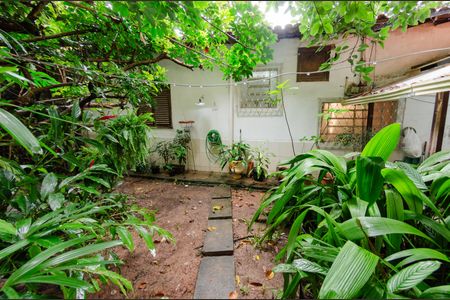 Casa à venda com 260m², 4 quartos e 3 vagas Casa à venda com 260m², 4 quartos e 3 vagasÁrea externa