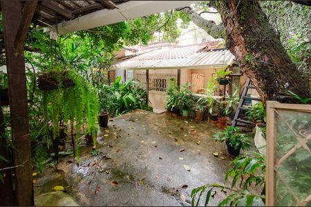 Casa à venda com 260m², 4 quartos e 3 vagas Casa à venda com 260m², 4 quartos e 3 vagasÁrea externa