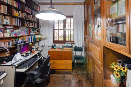 Casa à venda com 260m², 4 quartos e 3 vagas Casa à venda com 260m², 4 quartos e 3 vagasQuarto 1