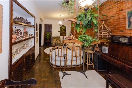 Casa à venda com 260m², 4 quartos e 3 vagas Casa à venda com 260m², 4 quartos e 3 vagasSala