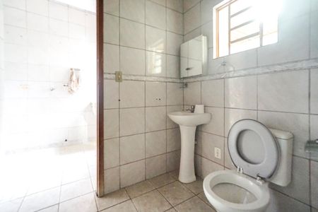 Banheiro social de casa de condomínio à venda com 1 quarto, 125m² em Penha de França, São Paulo