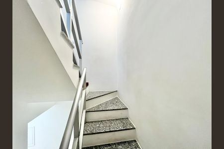 Casa de condomínio para alugar com 200m², 3 quartos e 2 vagasEscada