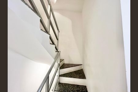 Casa de condomínio para alugar com 200m², 3 quartos e 2 vagasEscada