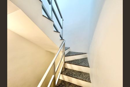 Casa de condomínio para alugar com 200m², 3 quartos e 2 vagasEscada