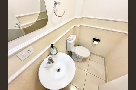 Casa de condomínio para alugar com 200m², 3 quartos e 2 vagasLavabo