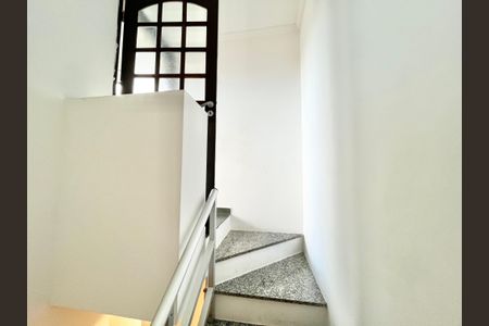 Casa de condomínio para alugar com 200m², 3 quartos e 2 vagasEscada