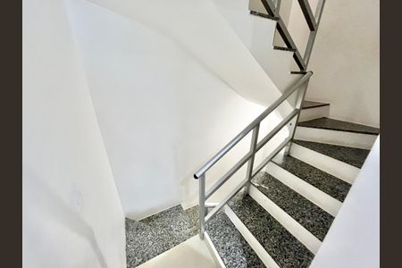 Casa de condomínio para alugar com 200m², 3 quartos e 2 vagasEscada