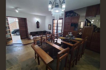 Casa para alugar com 277m², 4 quartos e 3 vagas