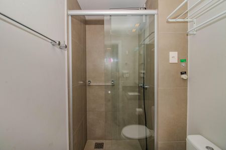 Banheiro de kitnet/studio para alugar com 1 quarto, 30m² em Auxiliadora, Porto Alegre