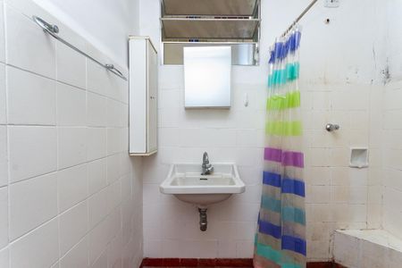 Banheiro Social de kitnet/studio para alugar com 1 quarto, 30m² em Pompeia, São Paulo