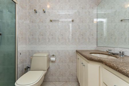 Apartamento à venda com 200m², 4 quartos e 3 vagasBanheiro do quarto 2 Suíte