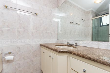Apartamento à venda com 200m², 4 quartos e 3 vagasBanheiro do quarto 2 Suíte