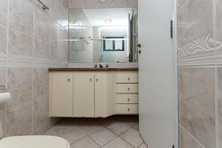 Apartamento à venda com 200m², 4 quartos e 3 vagasBanheiro do quarto 2 Suíte