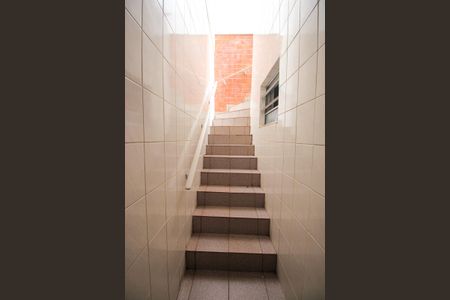 Casa à venda com 101m², 2 quartos e 2 vagasEscada