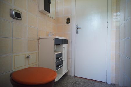 Banheiro Corredor de apartamento à venda com 1 quarto, 65m² em Santa Maria Goretti, Porto Alegre
