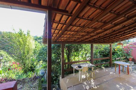 Casa à venda com 378m², 2 quartos e 1 vaga Casa à venda com 378m², 2 quartos e 1 vagaVaranda